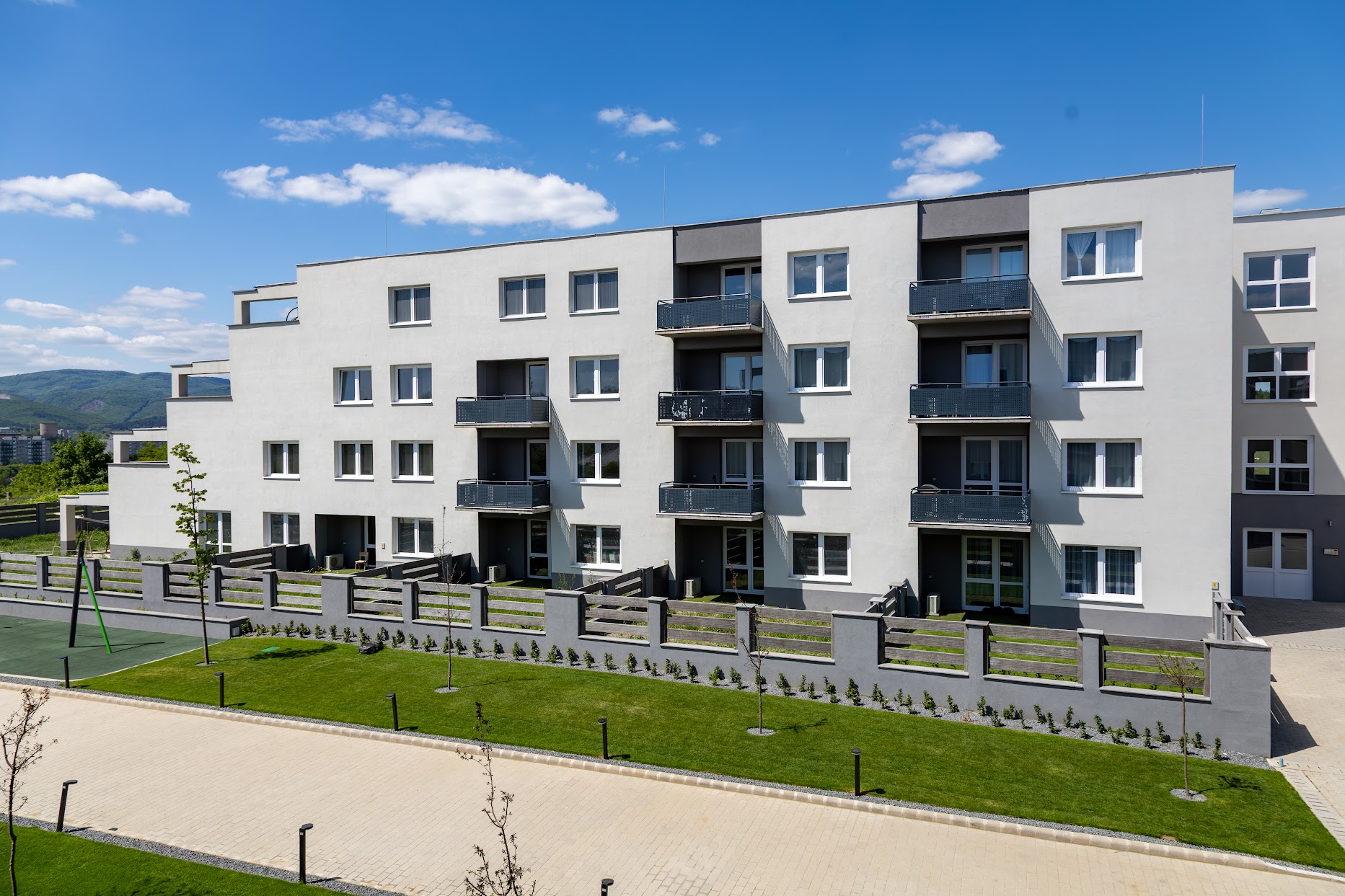 Modern lakópark alkonyatkor